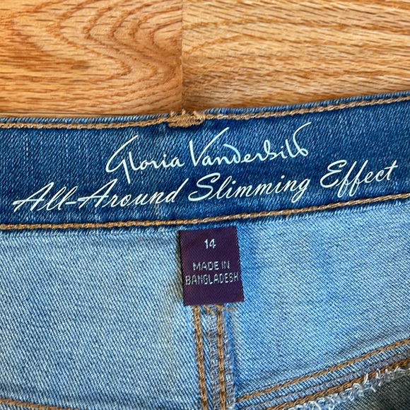 Gloria Vanderbilt Amanda Shorts - Picture 8 of 11